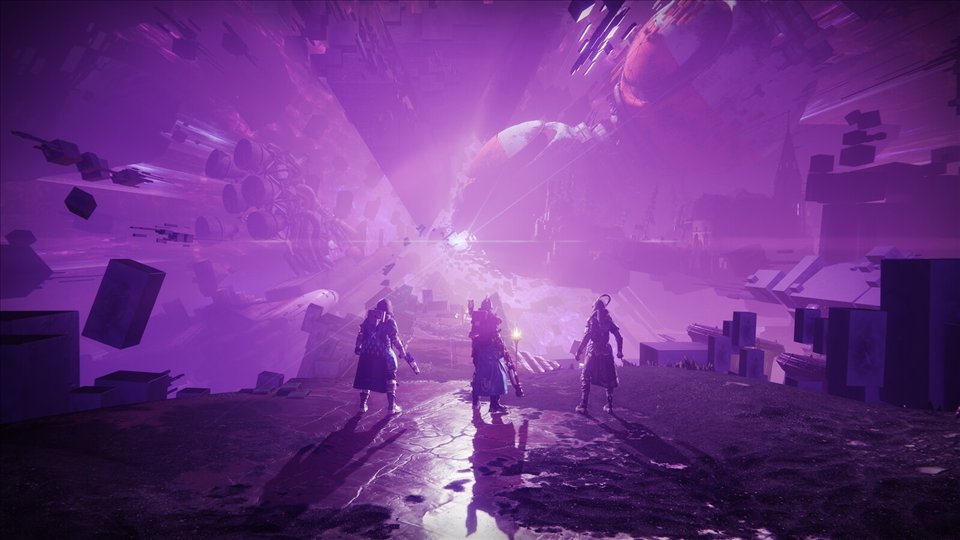 Trois Gardiens marchent dans une brume violette et lumineuse
