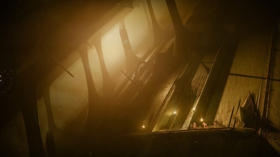 Le Transept : un couloir doré bordé de piliers au-dessus du vide