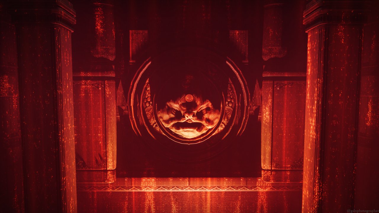 Une salle rouge sombre, un grand motif circulaire