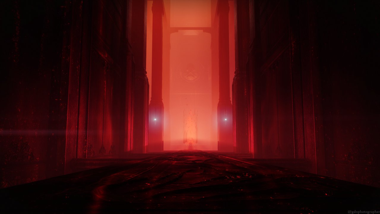 Une porte rouge immense