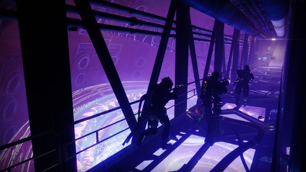 Un Gardien dans une lumière violette, des silhouettes sombres