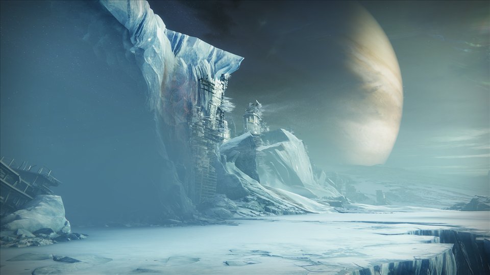 Une falaise de glace d'Europe où s'accrochent des ruines, Jupiter dans le ciel