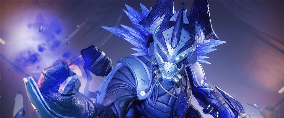 Vigris, casque hérissé de cristaux de stase, le poing serré