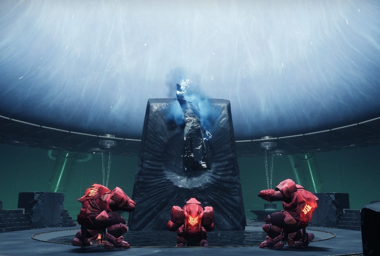 Dredgen Sere entre deux colonnes de lumière, des Psions rouges à ses pieds