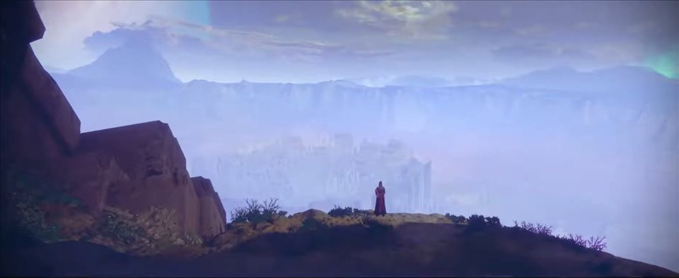 Ikora Rey, minuscule, debout sur une crête d'Io face à l'horizon