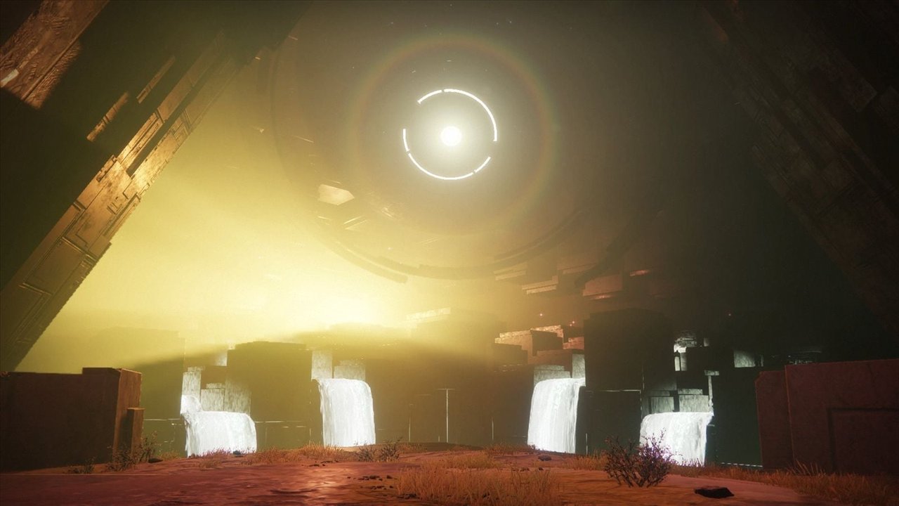 La dernière salle du Murmure : une sphère lumineuse jaune au-dessus de trois autels