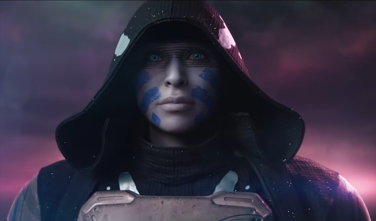 Orin, le visage peint de traits bleus, sous une capuche sombre