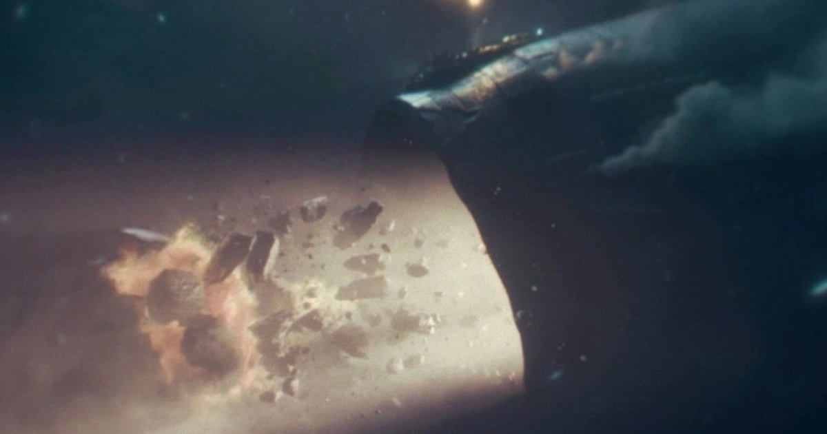 Le Léviathan, immense coque sombre et dorée, entouré de débris dans l'espace