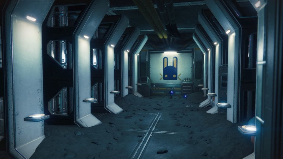 Un couloir de la station menant à une fresque bleue en forme de lapin