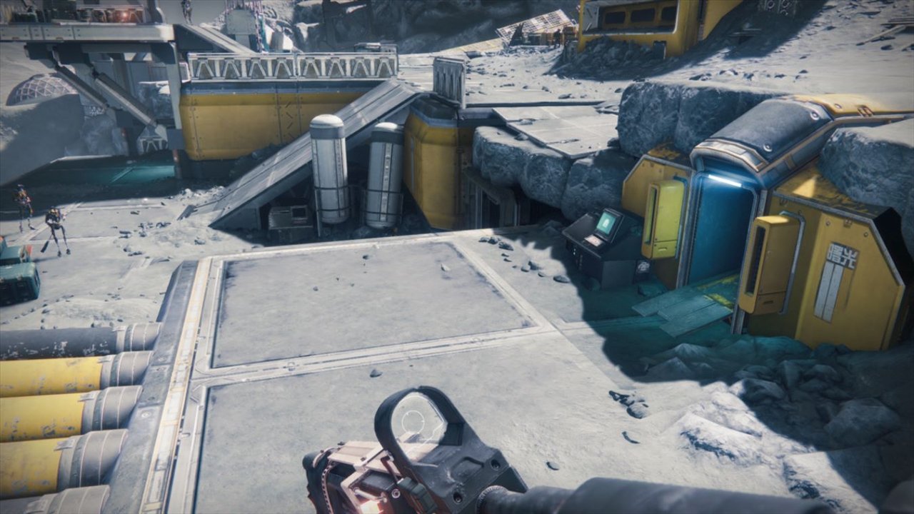 Le coin du Sanctuaire où se joue le Jeu du pneu : une dalle de béton, un abri jaune et des conduites