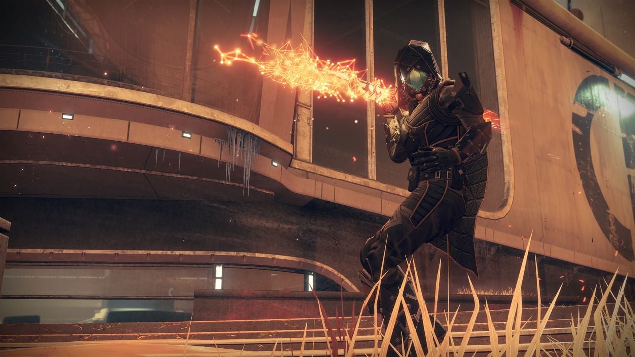 Une Chasseuse brandit un javelot Valkyrie incandescent devant le Futurescape