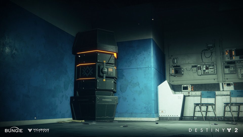 Une armoire de stockage noire aux liserés orange, dans l'angle d'un laboratoire bleuté