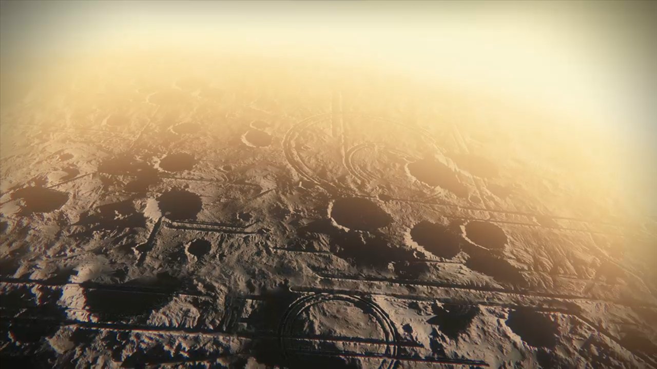 La surface de Mercure vue de haut, couverte de cratères, dans une lumière jaune