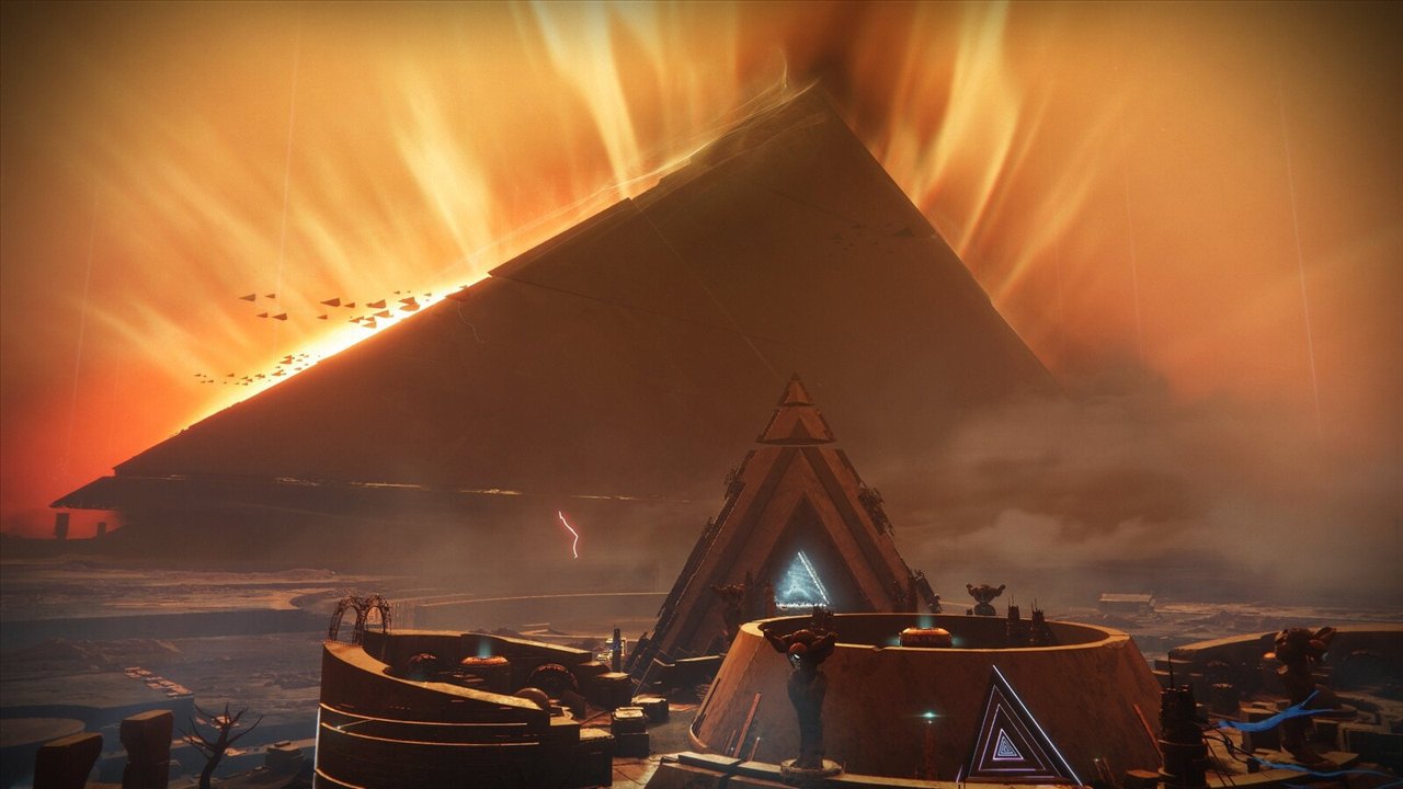 Une pyramide vex devant un soleil qui remplit le ciel