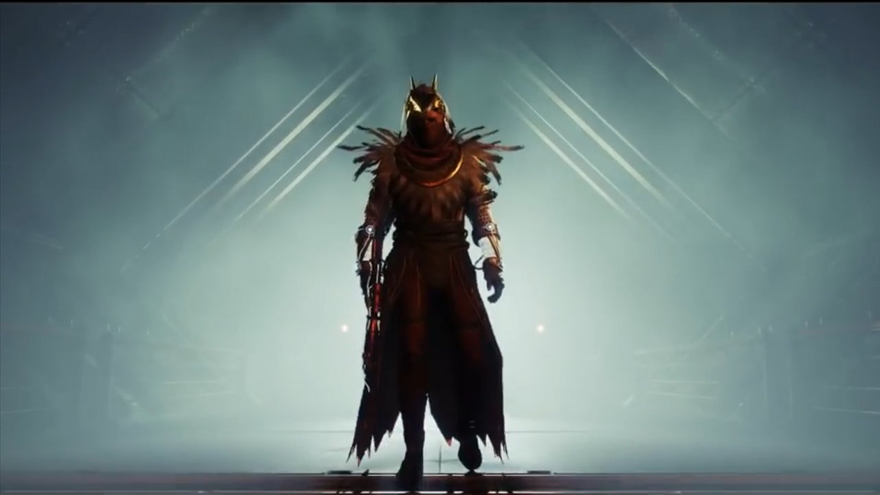 Osiris, silhouette encapuchonnée aux épaulières de plumes, à contre-jour