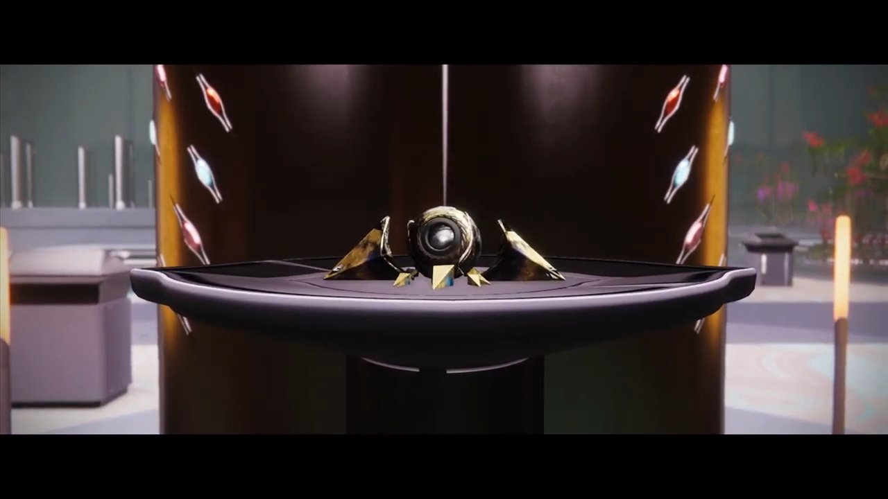 Sagira, un Spectre à la coque noire et dorée, posée sur un socle