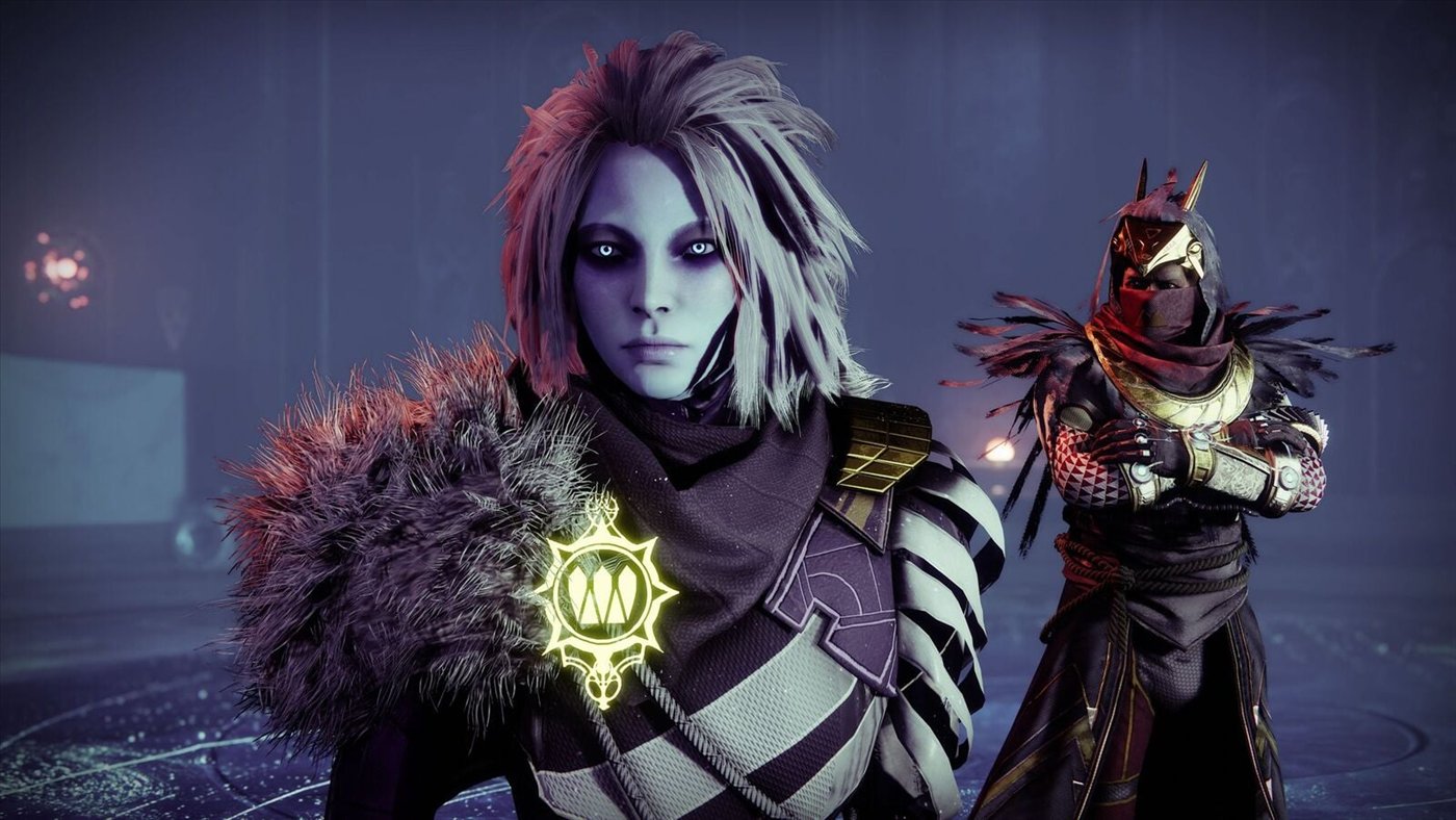 Mara Sov, Reine des Éveillés, au regard froid, à côté d'Osiris