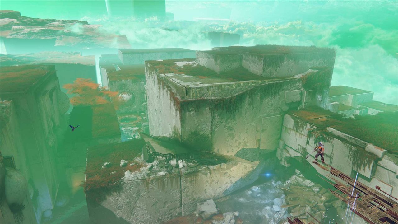 Des blocs vex couverts de végétation, vus de haut, sous un ciel vert