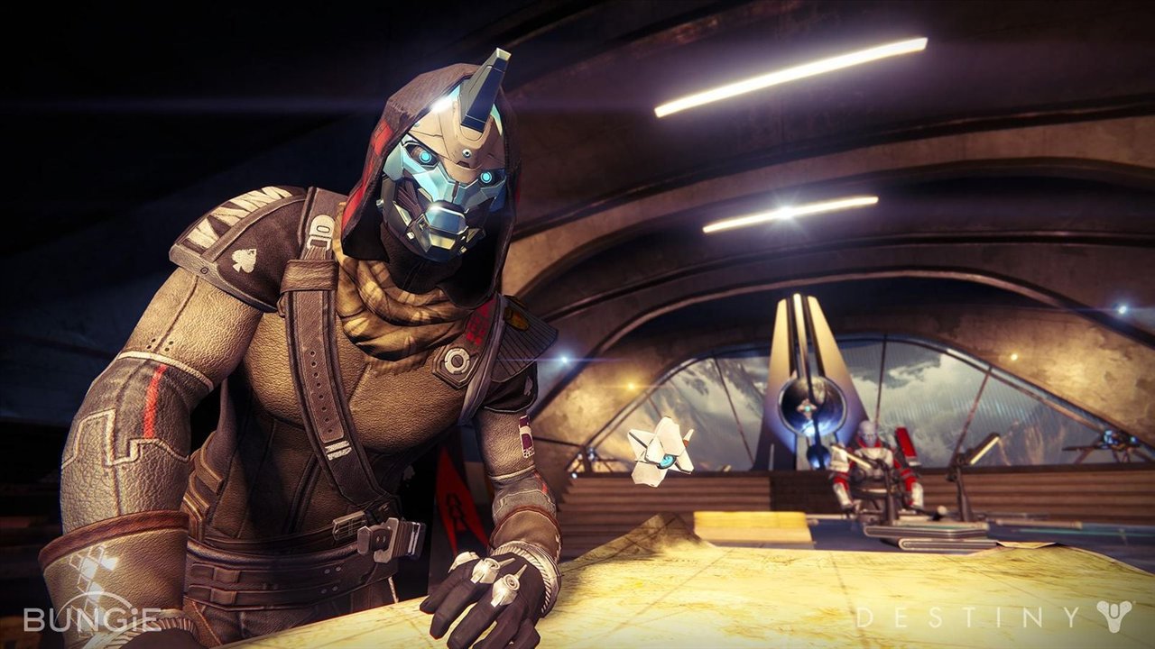 Cayde-6, Exo encapuchonné, accoudé à une table de cartes