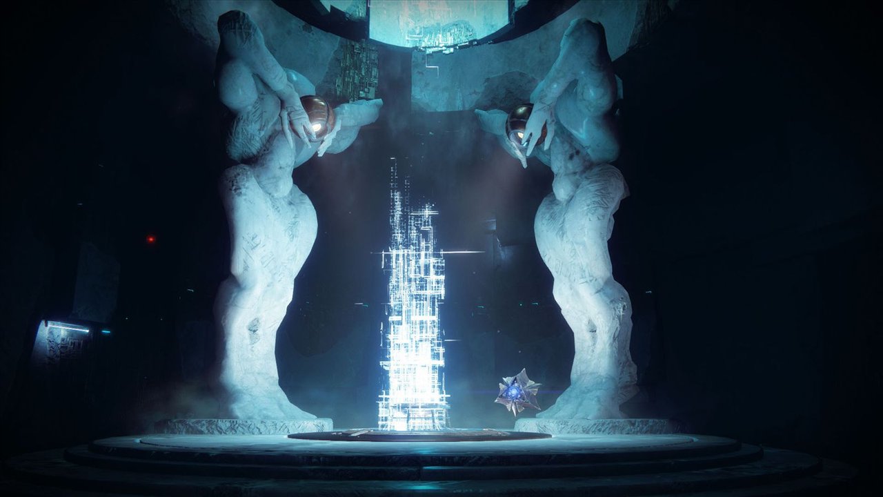 Une Harpie vex immobile devant un conflux, entre deux colonnes de pierre