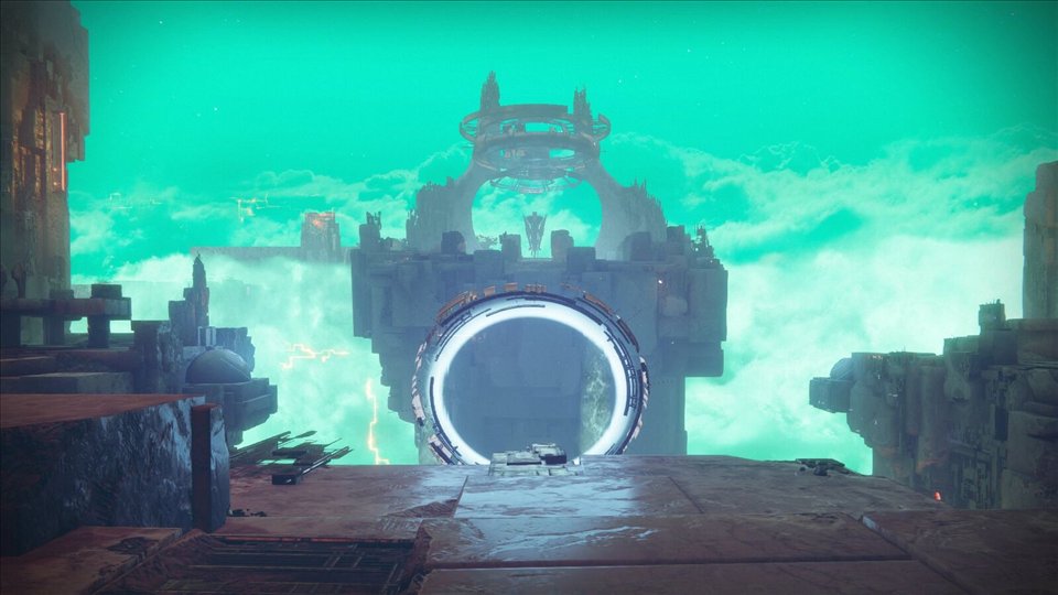 Le Tertre : une porte vex circulaire devant un ciel turquoise