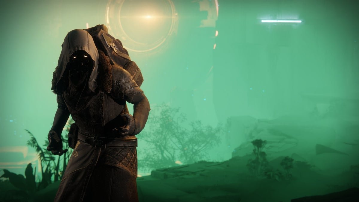 Xûr, silhouette encapuchonnée au visage de tentacules, devant le ciel vert de Nessos