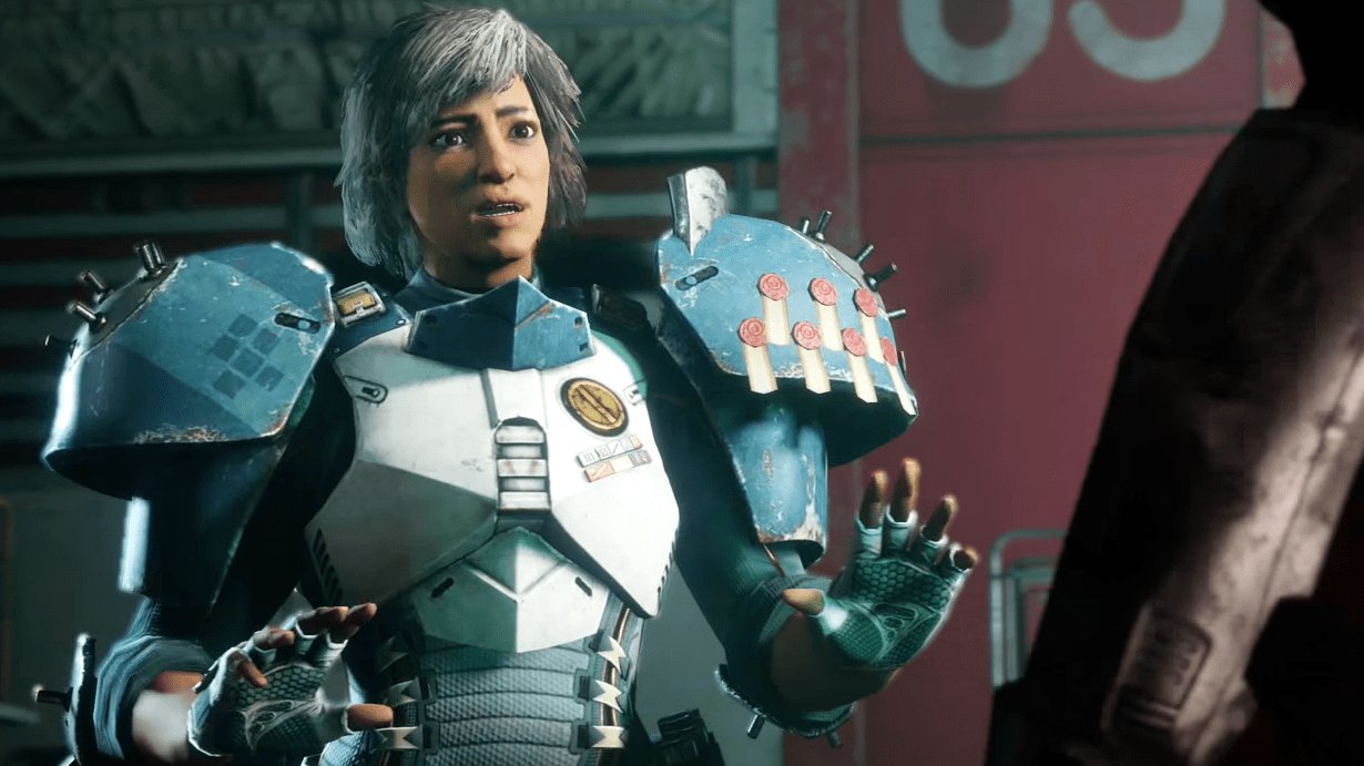 La sous-commandante Sloane, cheveux gris, armure bleue et blanche de Titan, la main levée
