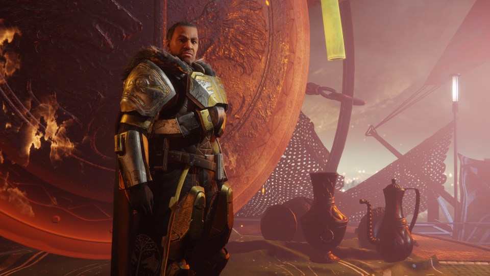 Le Valus Saladin en armure, devant un grand disque de bronze