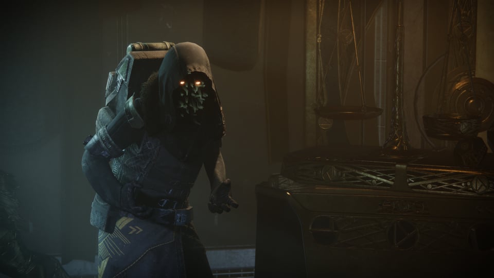Xûr, silhouette encapuchonnée au visage de tentacules sombres, dans une ruelle du Bazar