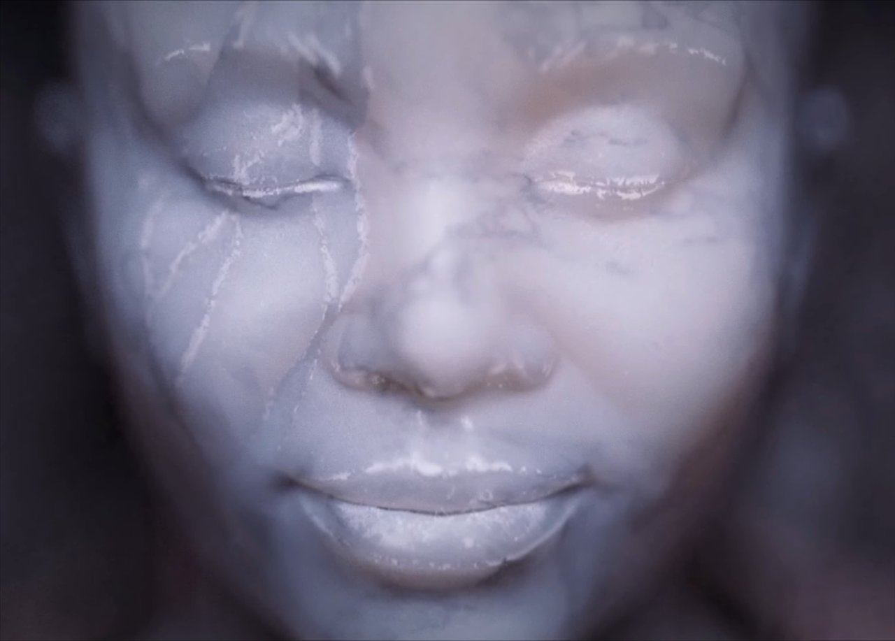 Le visage de Chioma Esi, les yeux fermés, comme sculpté dans la pierre