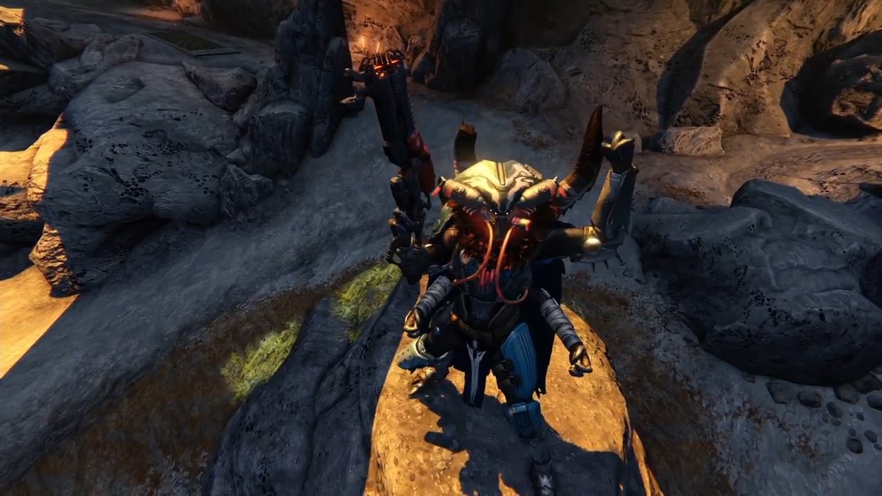 Skolas, un Kell déchu, dans une lumière dorée