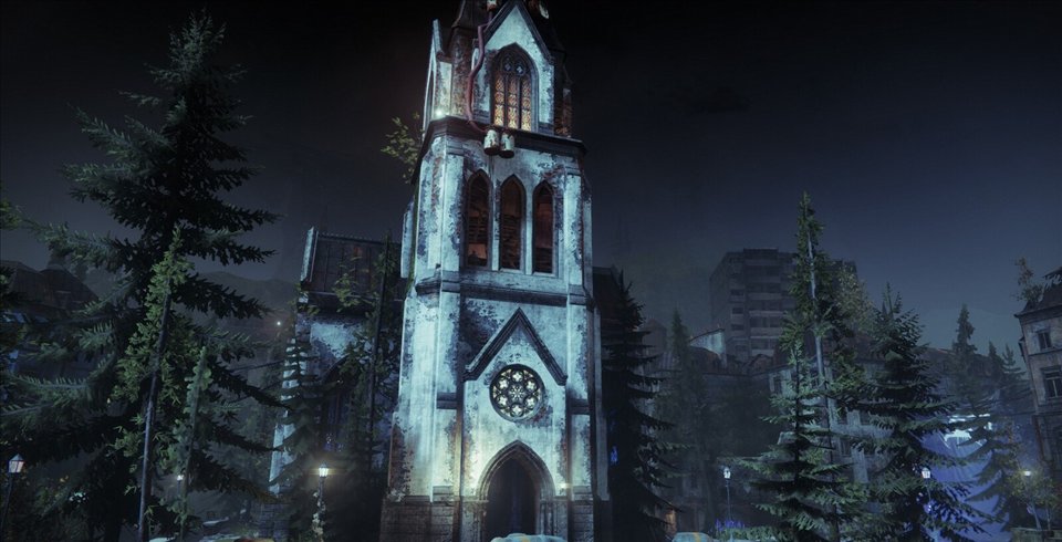 L'église de Trostland la nuit, éclairée de l'intérieur