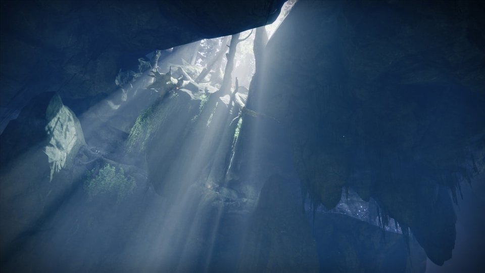 Une clairière sous une voûte de roche, traversée de rayons de lumière