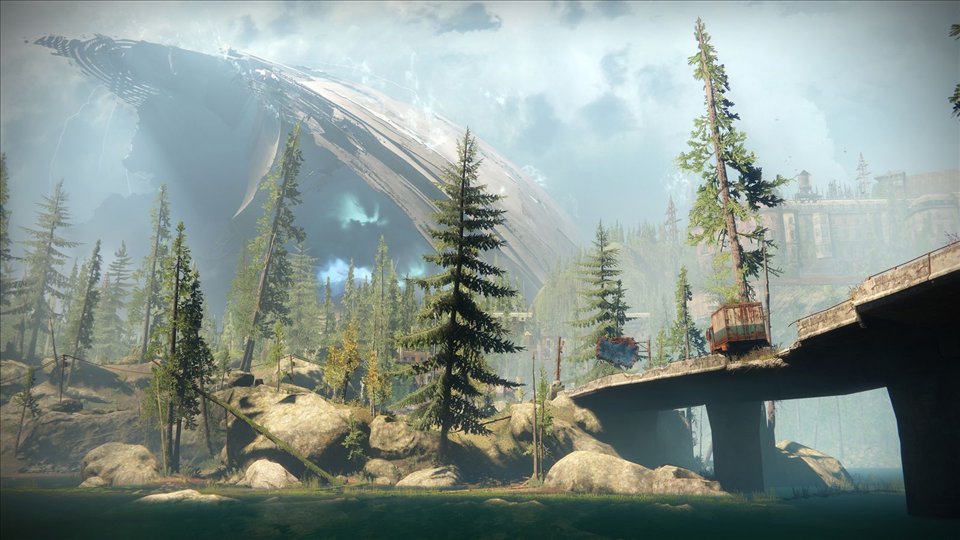 Le Fragment du Voyageur : une immense écaille blanche dressée au-dessus des sapins